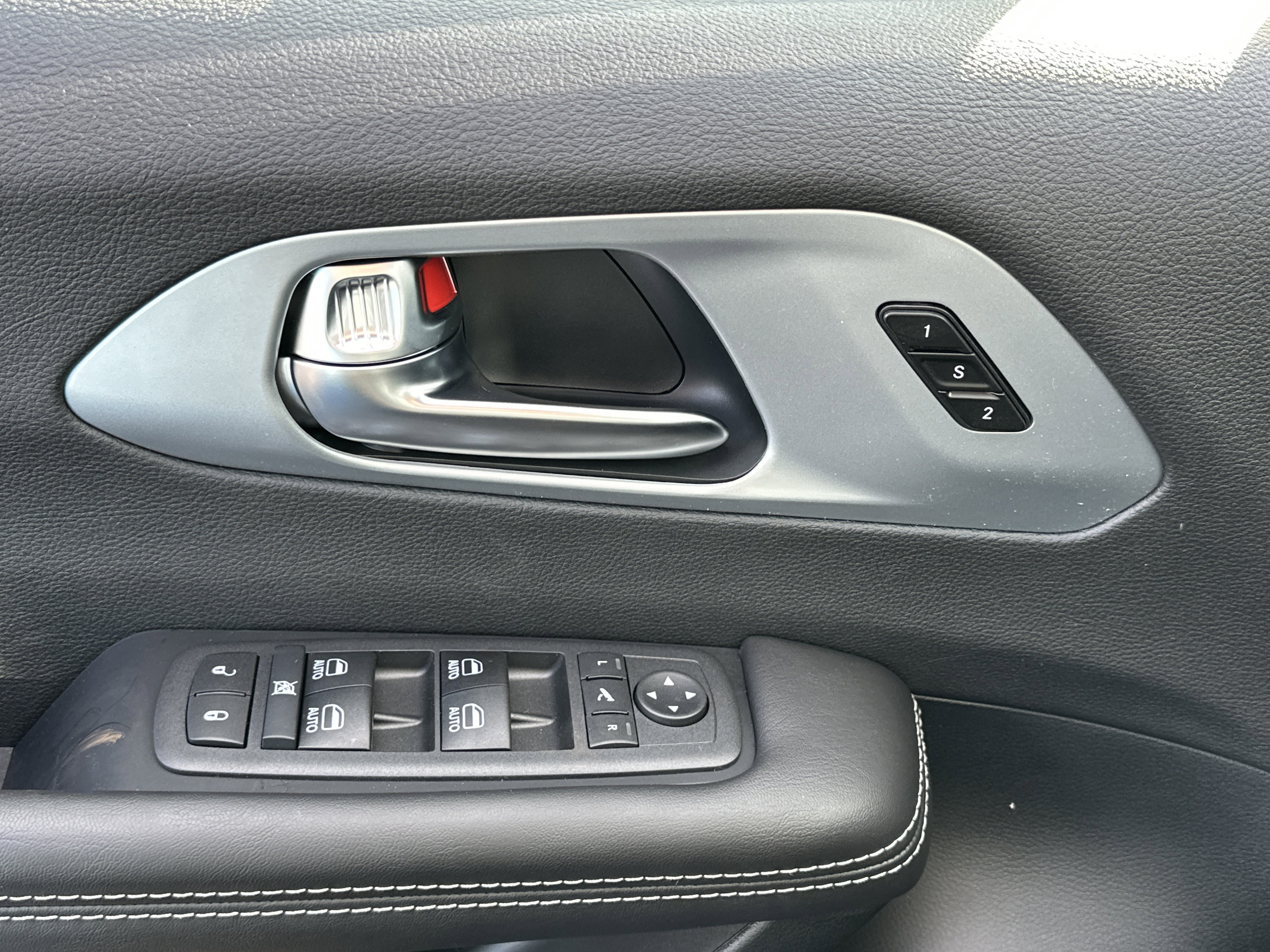 New 2026 Chrysler Pacifica Limited w/ Uconnect Theater Family Group image 10