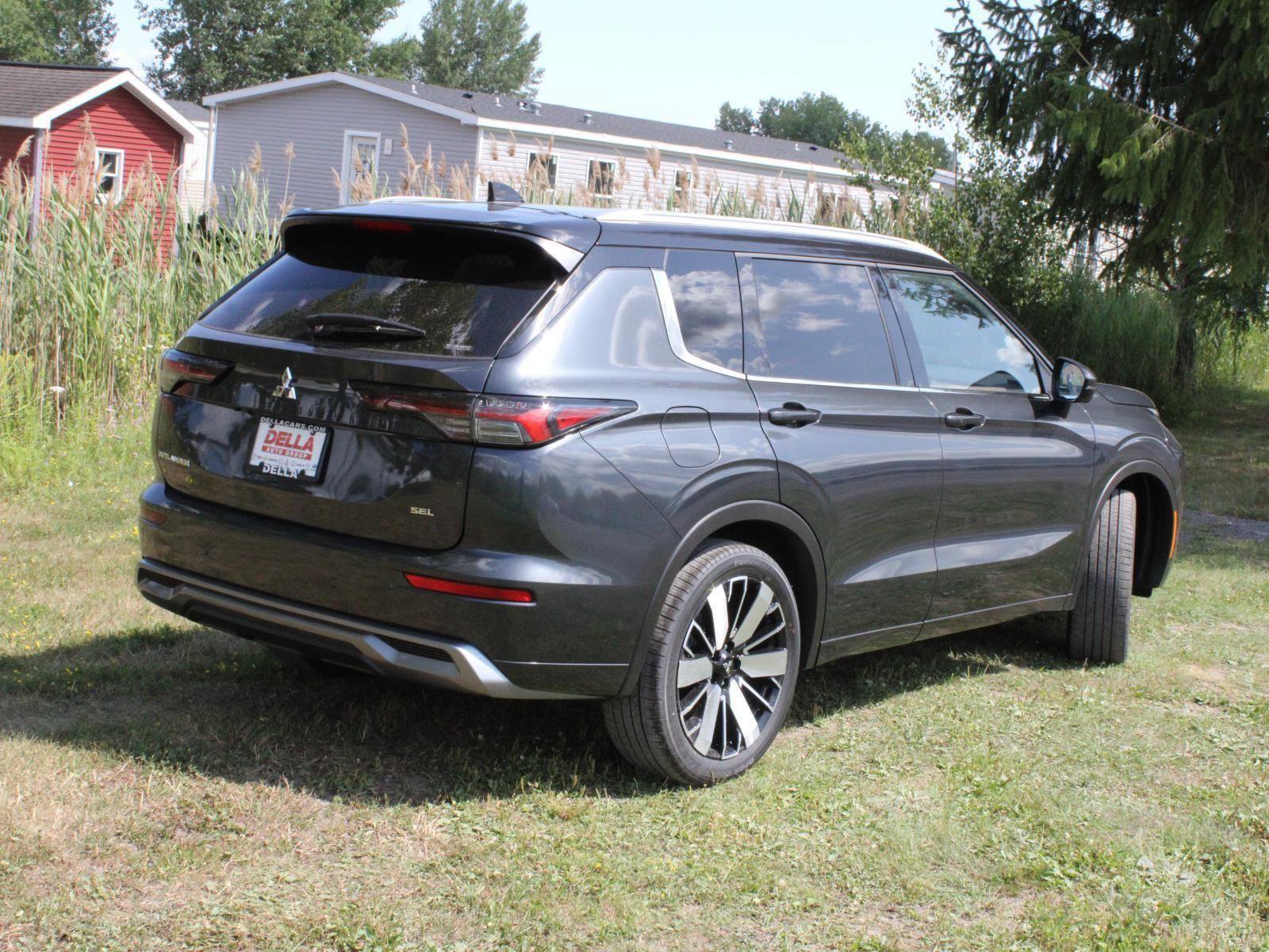 New 2025 Mitsubishi Outlander SEL image 9