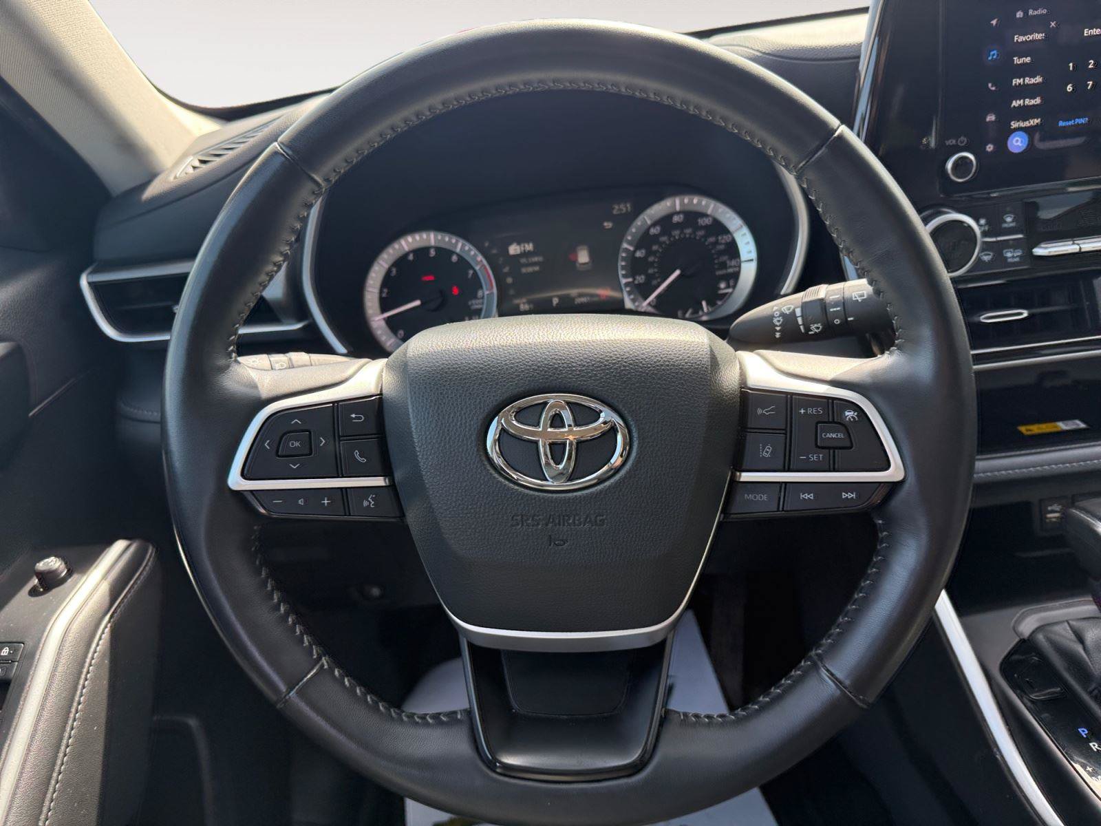 Used 2025 Toyota Highlander LE AWD/4WD image 16