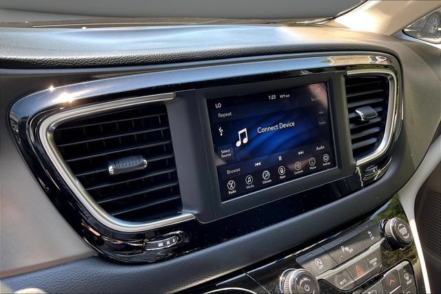 Used 2020 Chrysler Pacifica Touring-L w/ Tire & Wheel Group FWD image 16