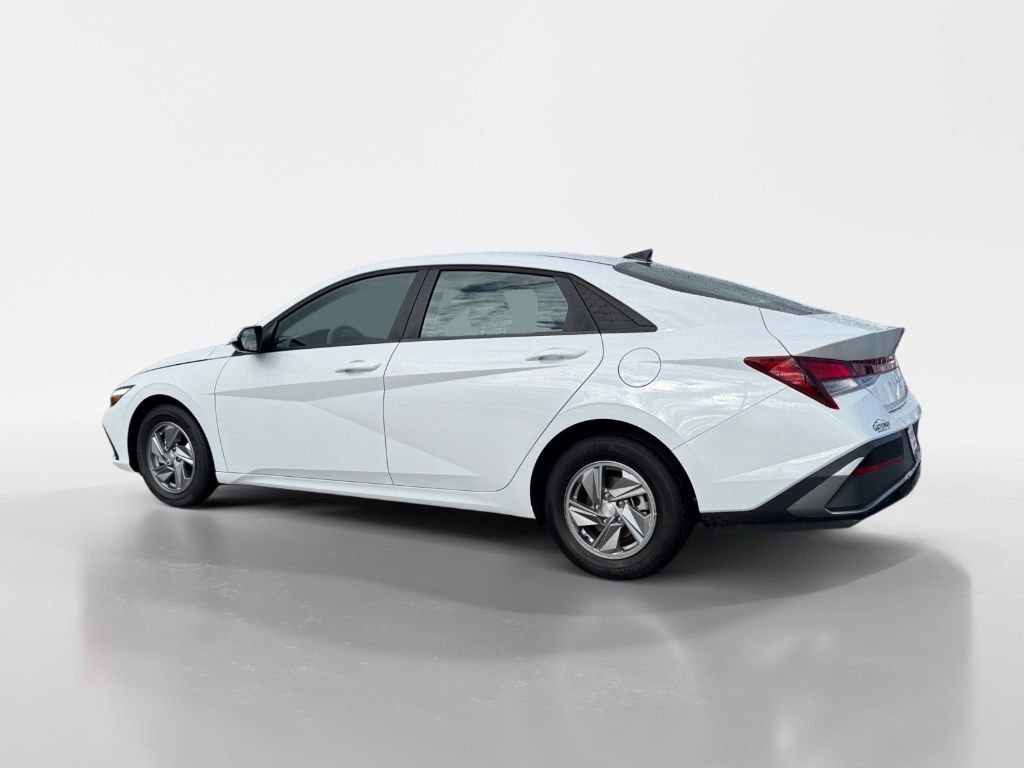 Used 2025 Hyundai Elantra SE image 5