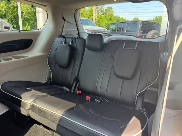 Used 2024 Chrysler Pacifica Limited AWD/4WD image 21