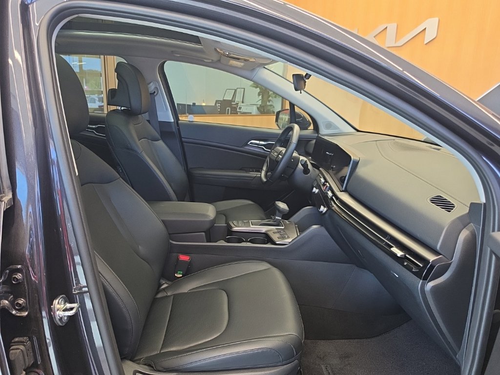 Certified 2026 Kia Sportage EX w/ EX Panorama Roof Package FWD image 50