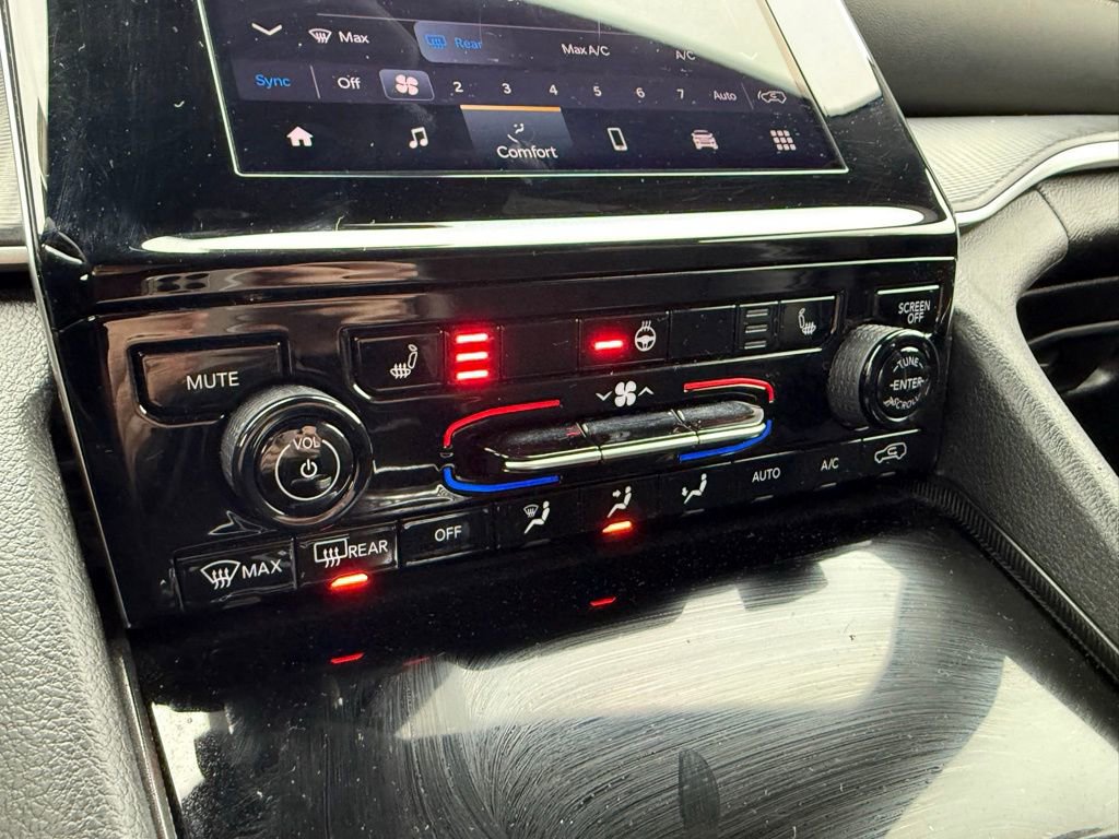 Used 2024 Jeep Grand Cherokee L Laredo image 4