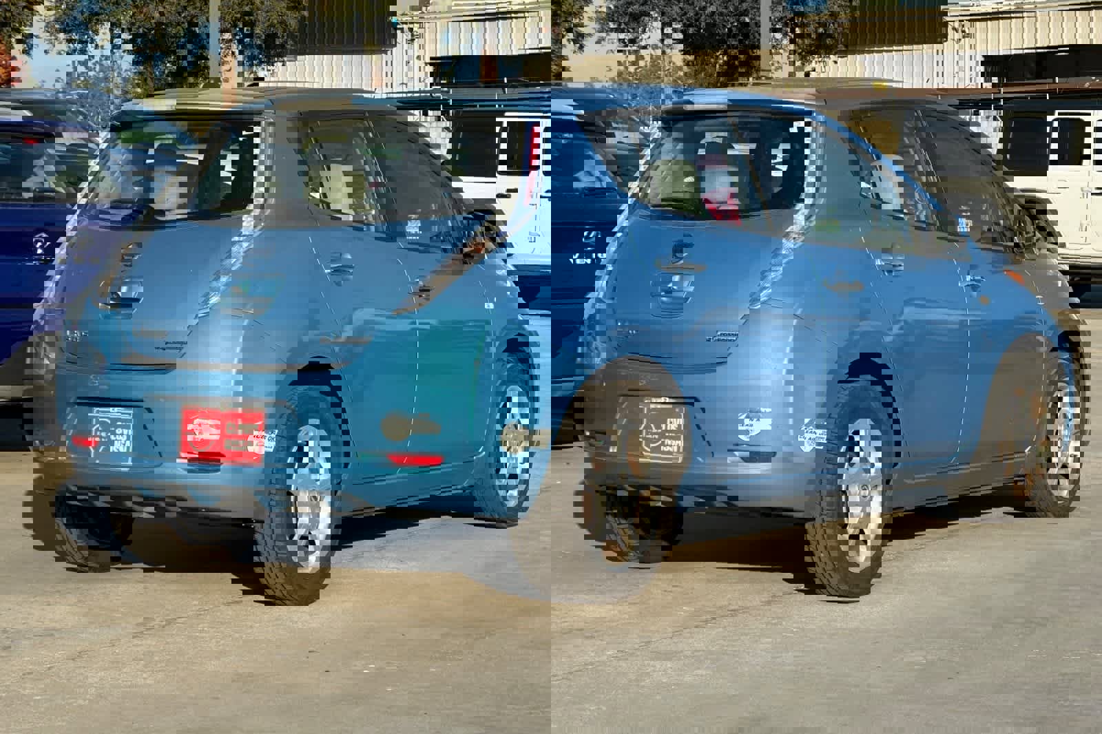 Used 2011 Nissan Leaf w/ Eco Design Pkg image 3