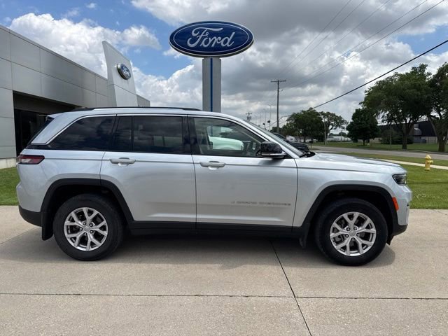 Used 2022 Jeep Grand Cherokee Limited w/ Luxury Tech Group II AWD/4WD image 9