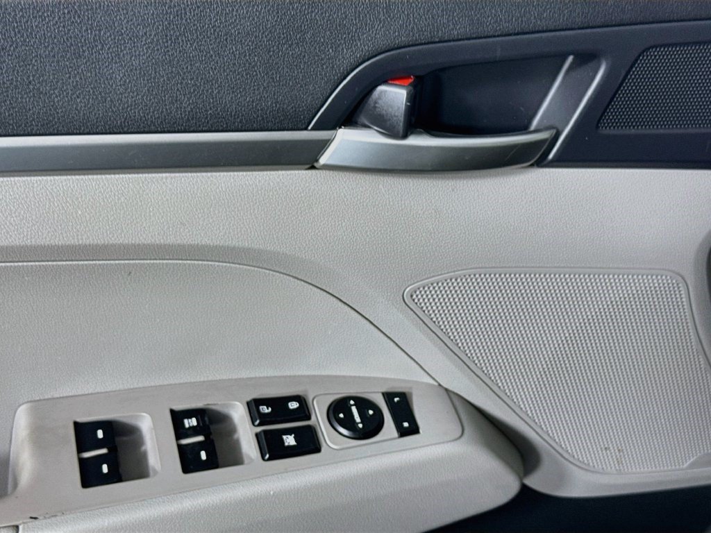 Used 2020 Hyundai Elantra SE FWD image 22