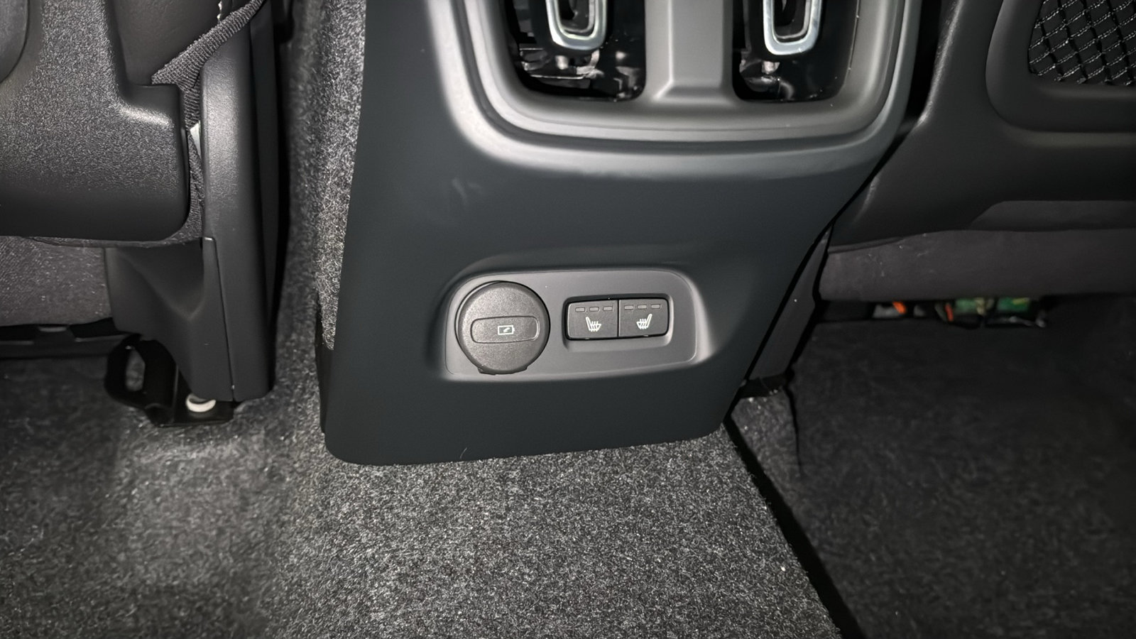 New 2026 Volvo XC40 B5 Plus w/ Protection Package Premier AWD/4WD image 28