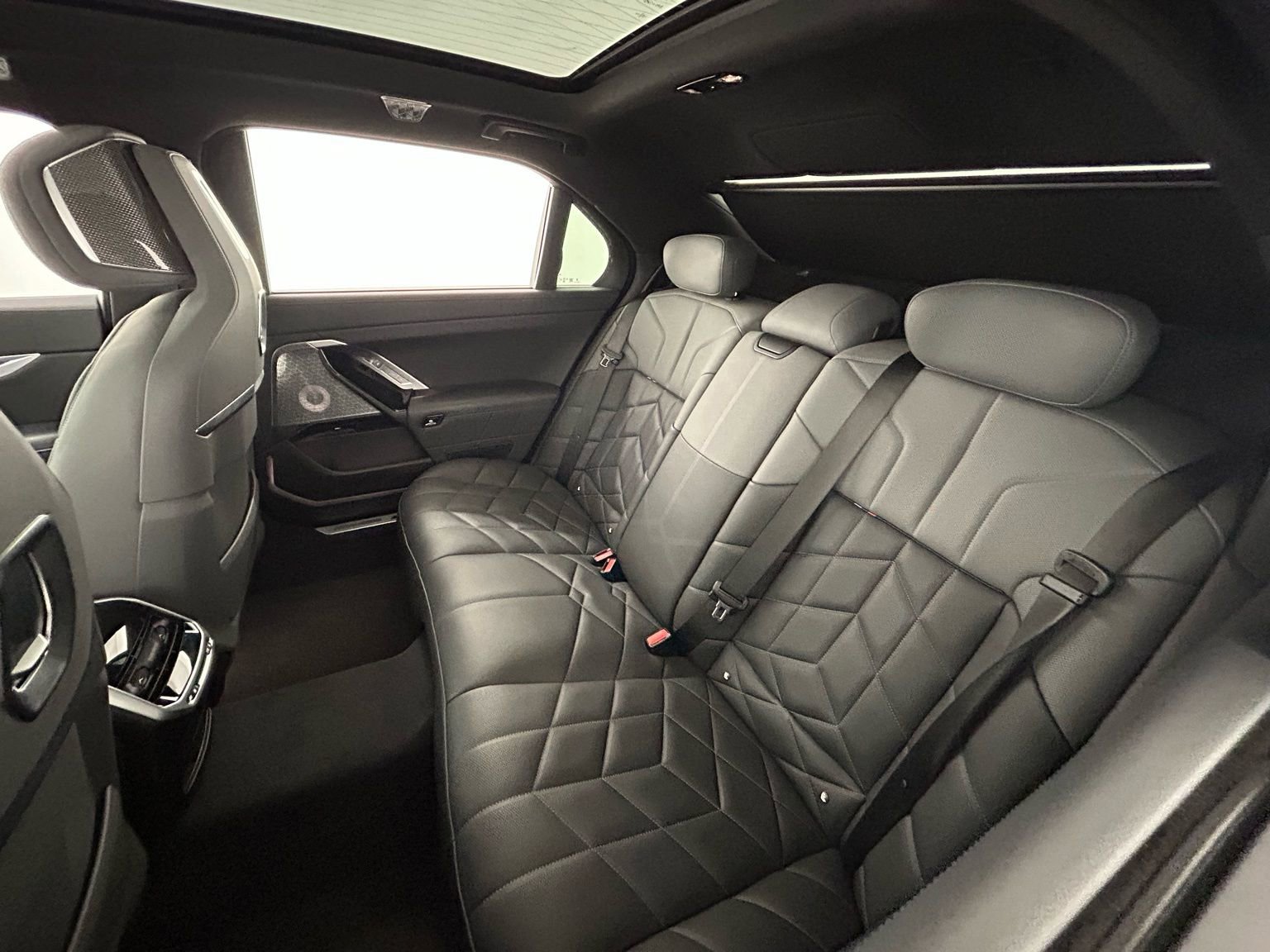 Used 2023 BMW 760i xDrive AWD/4WD image 32