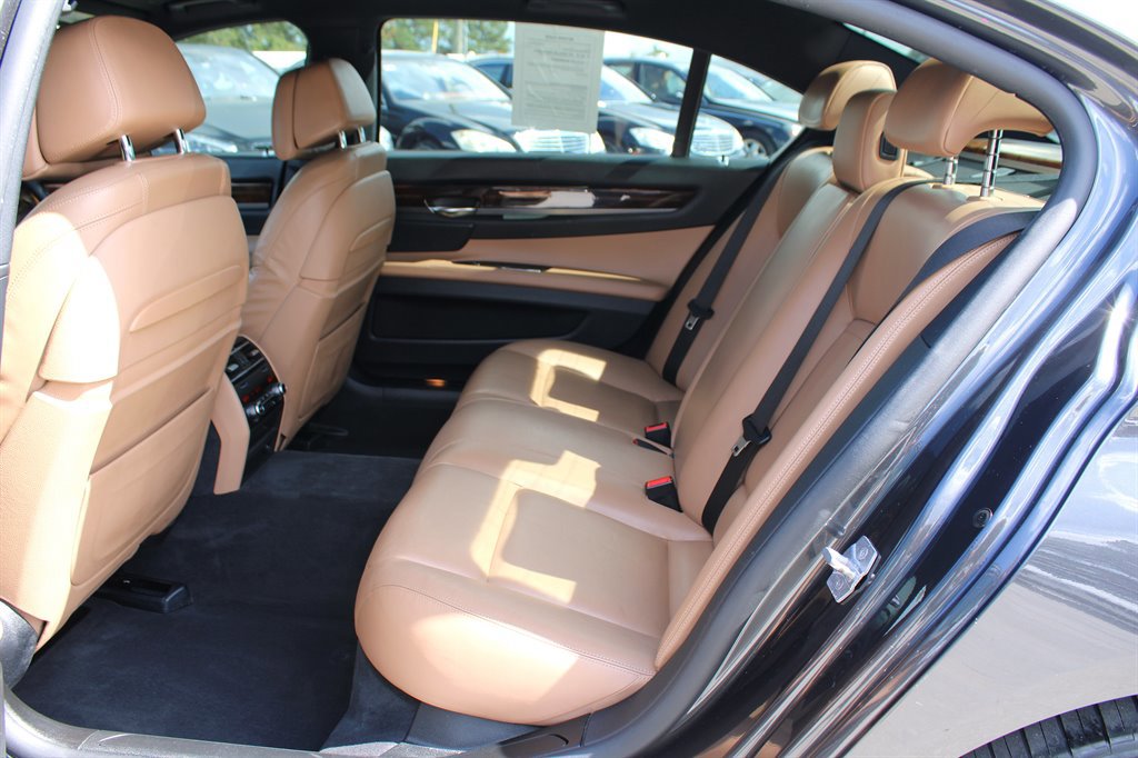 Used 2015 BMW 750Li xDrive image 18