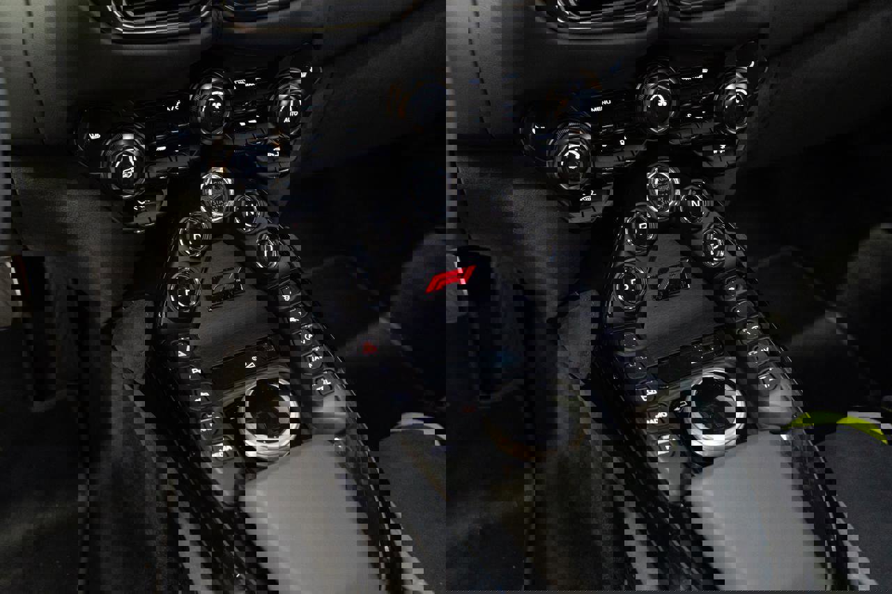 Used 2023 Aston Martin V8 Vantage Coupe image 8