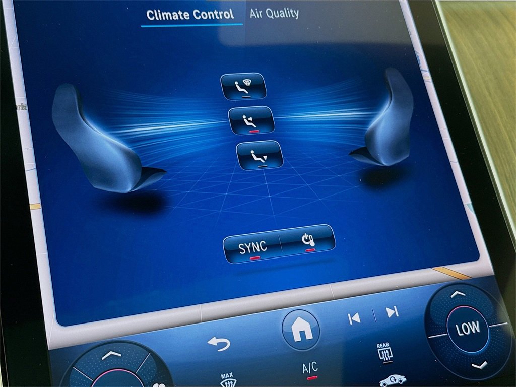 Used 2025 Mercedes-Benz C 300 4MATIC Sedan image 17