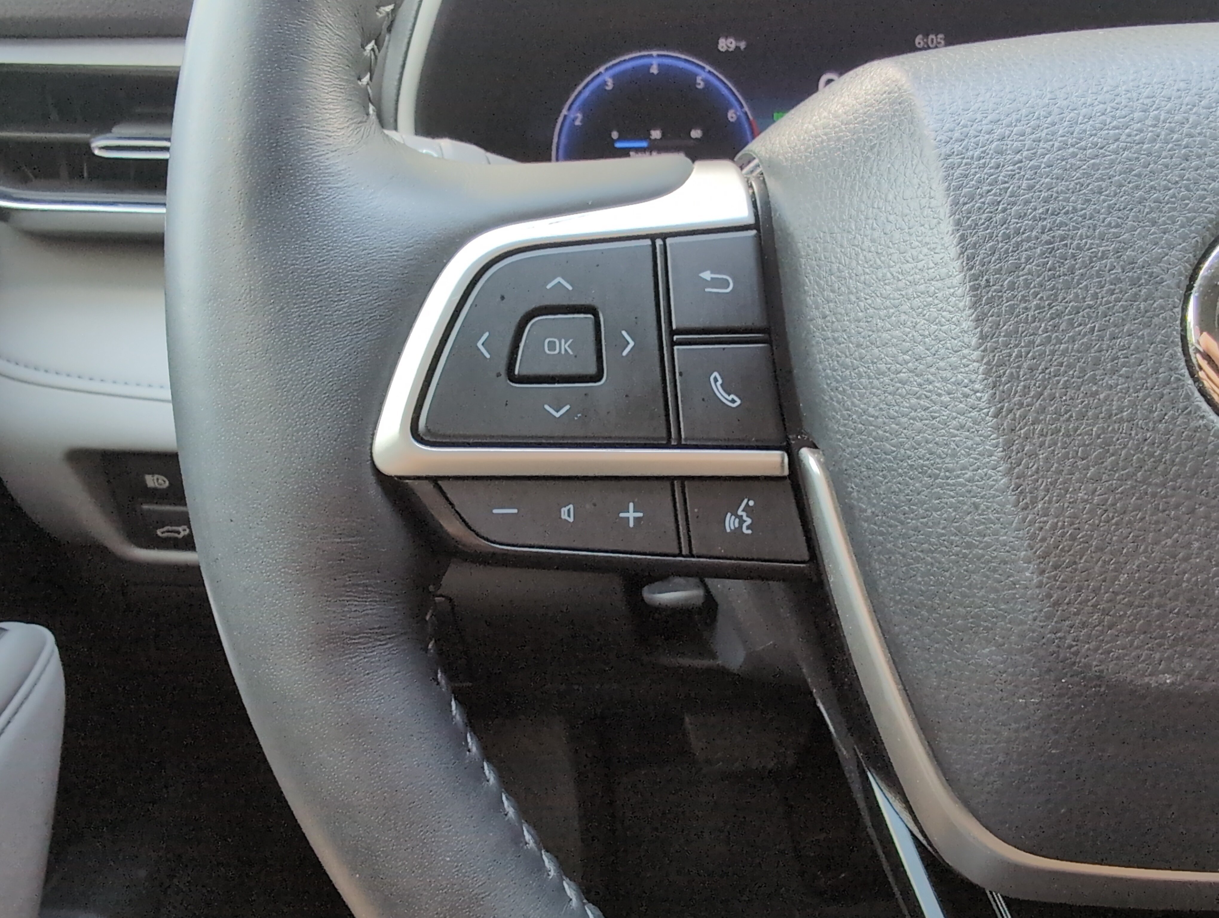 Used 2023 Toyota Highlander Limited FWD image 19