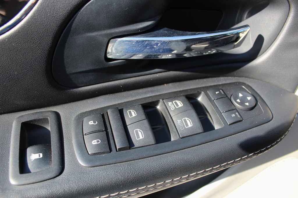Used 2015 Dodge Grand Caravan SE image 11
