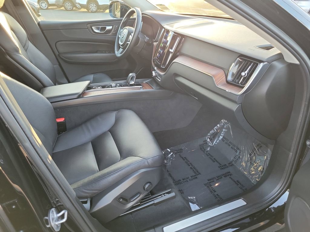 Used 2023 Volvo XC60 B5 Plus image 14