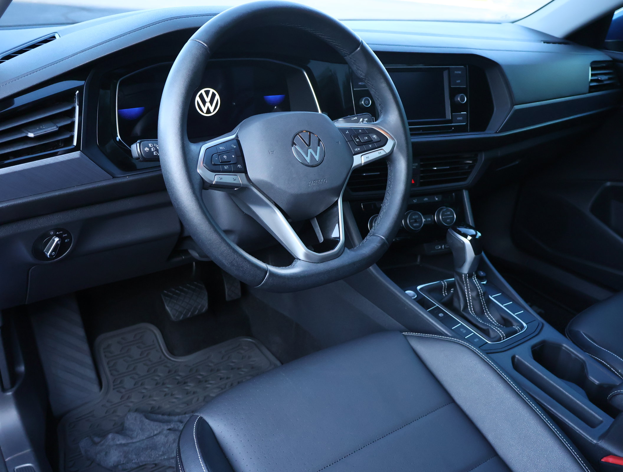Used 2023 Volkswagen Jetta SE w/ Panoramic Sunroof Package FWD image 3