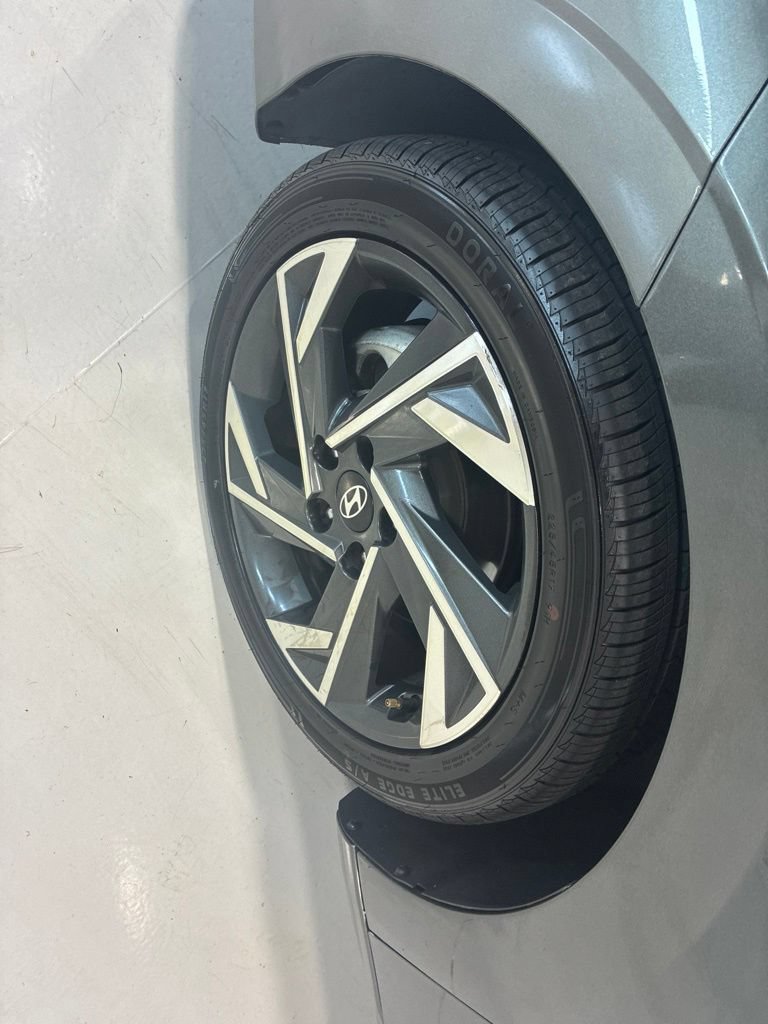 Used 2025 Hyundai Elantra Limited FWD image 9