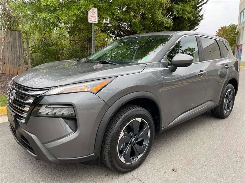 Used 2024 Nissan Rogue SV image 2