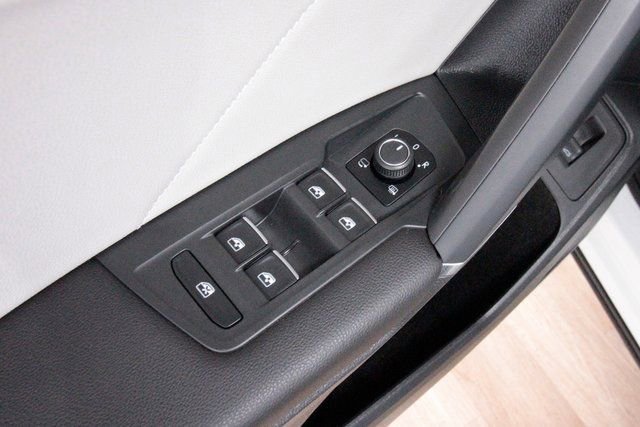 Used 2018 Volkswagen Tiguan SEL Premium image 12