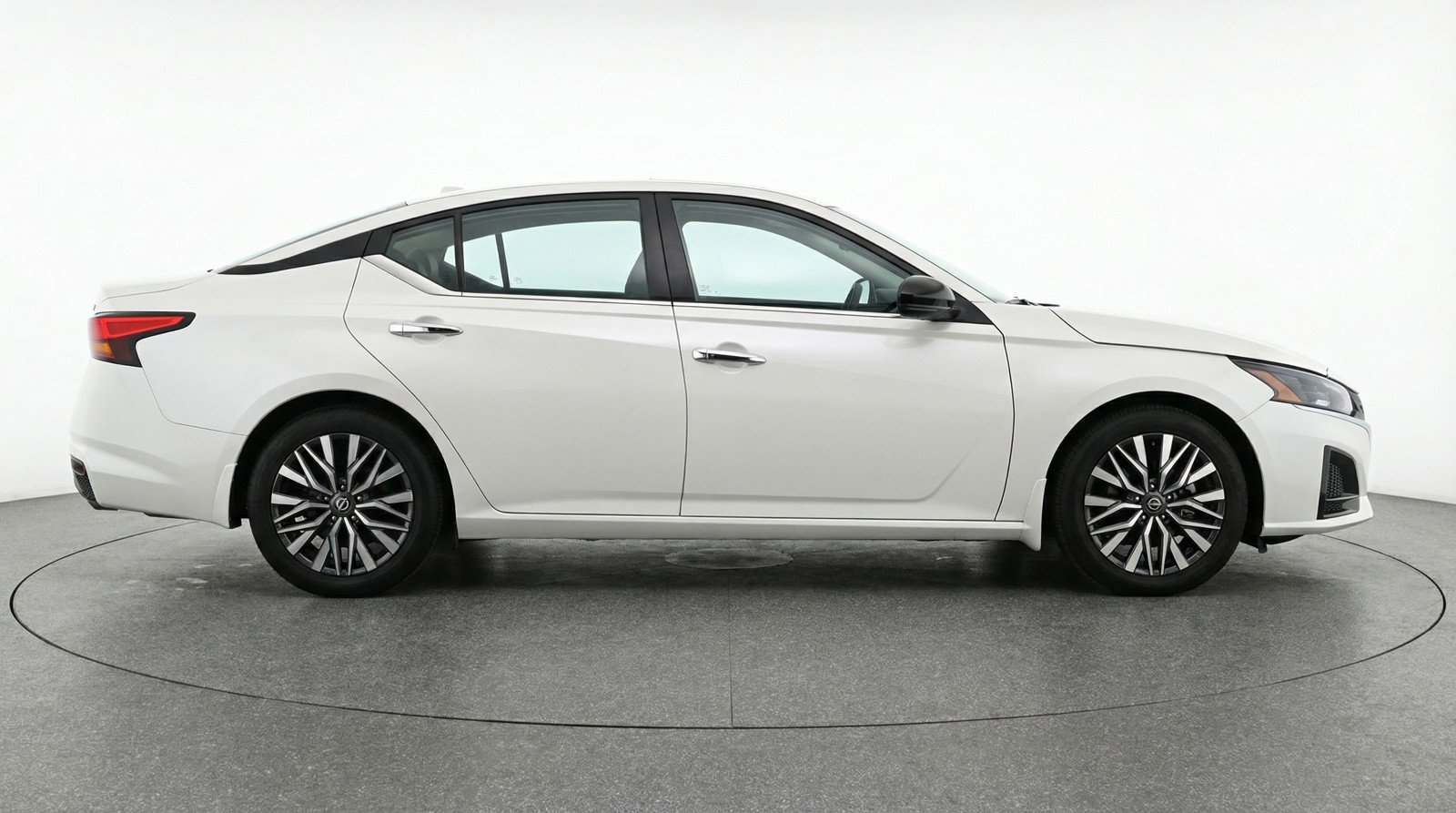 Used 2025 Nissan Altima 2.5 SV FWD image 9