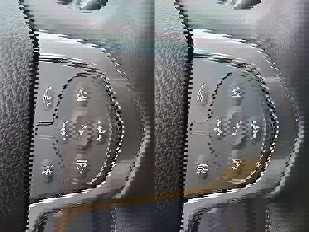 Used 2023 Chevrolet Traverse LT image 24