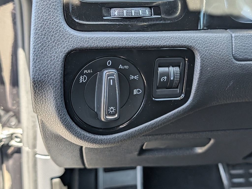 Used 2018 Volkswagen GTI SE FWD image 28