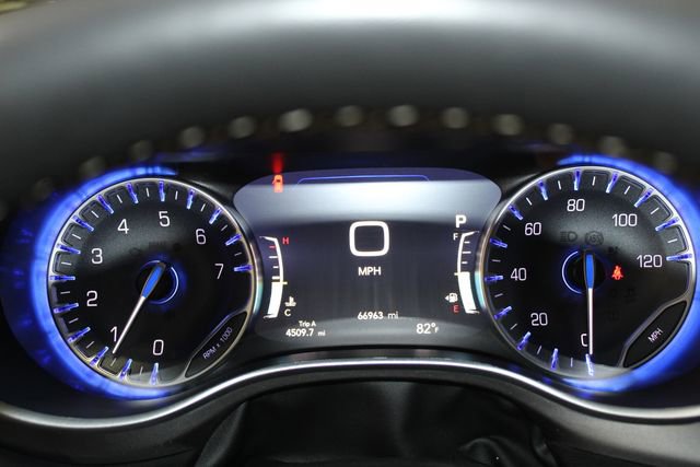 Used 2023 Chrysler Pacifica Touring-L FWD image 8