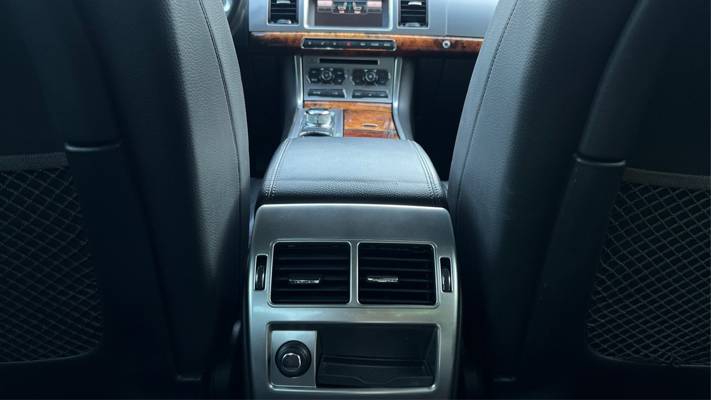 Used 2015 Jaguar XF Premium RWD image 37