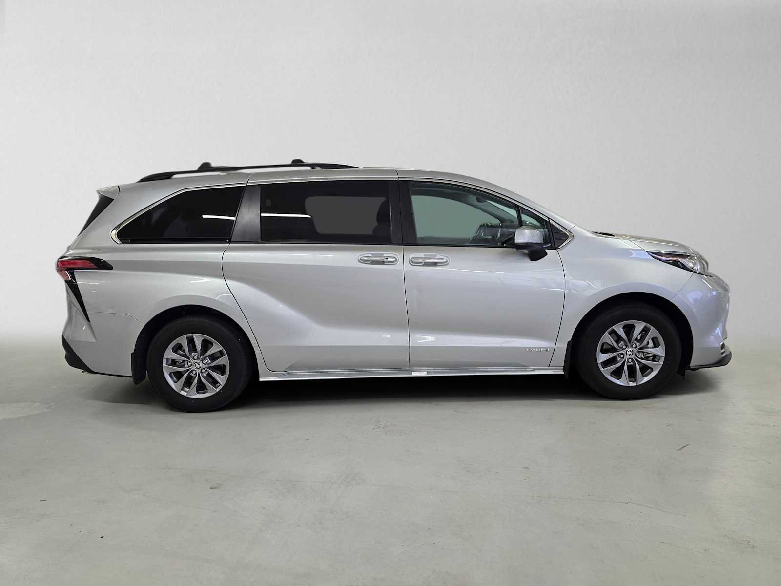 Used 2021 Toyota Sienna XLE w/ XLE Plus Package FWD image 7