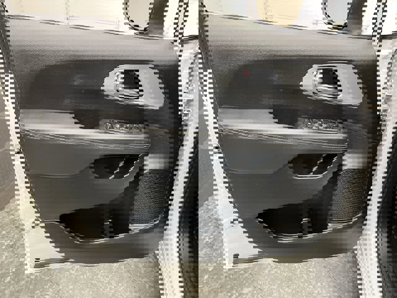 Used 2023 Chrysler Pacifica Touring image 7