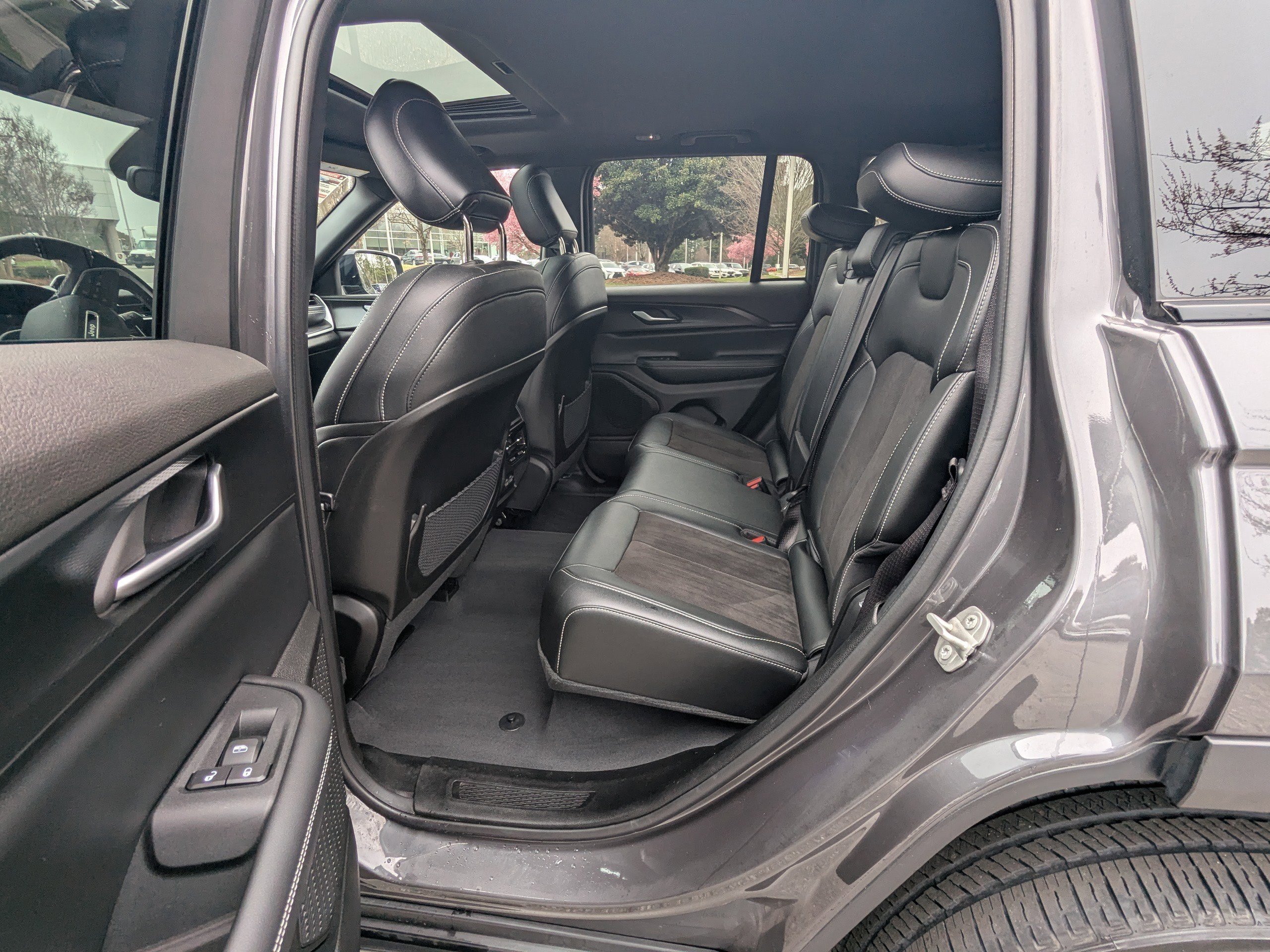 Certified 2023 Jeep Grand Cherokee Altitude image 11