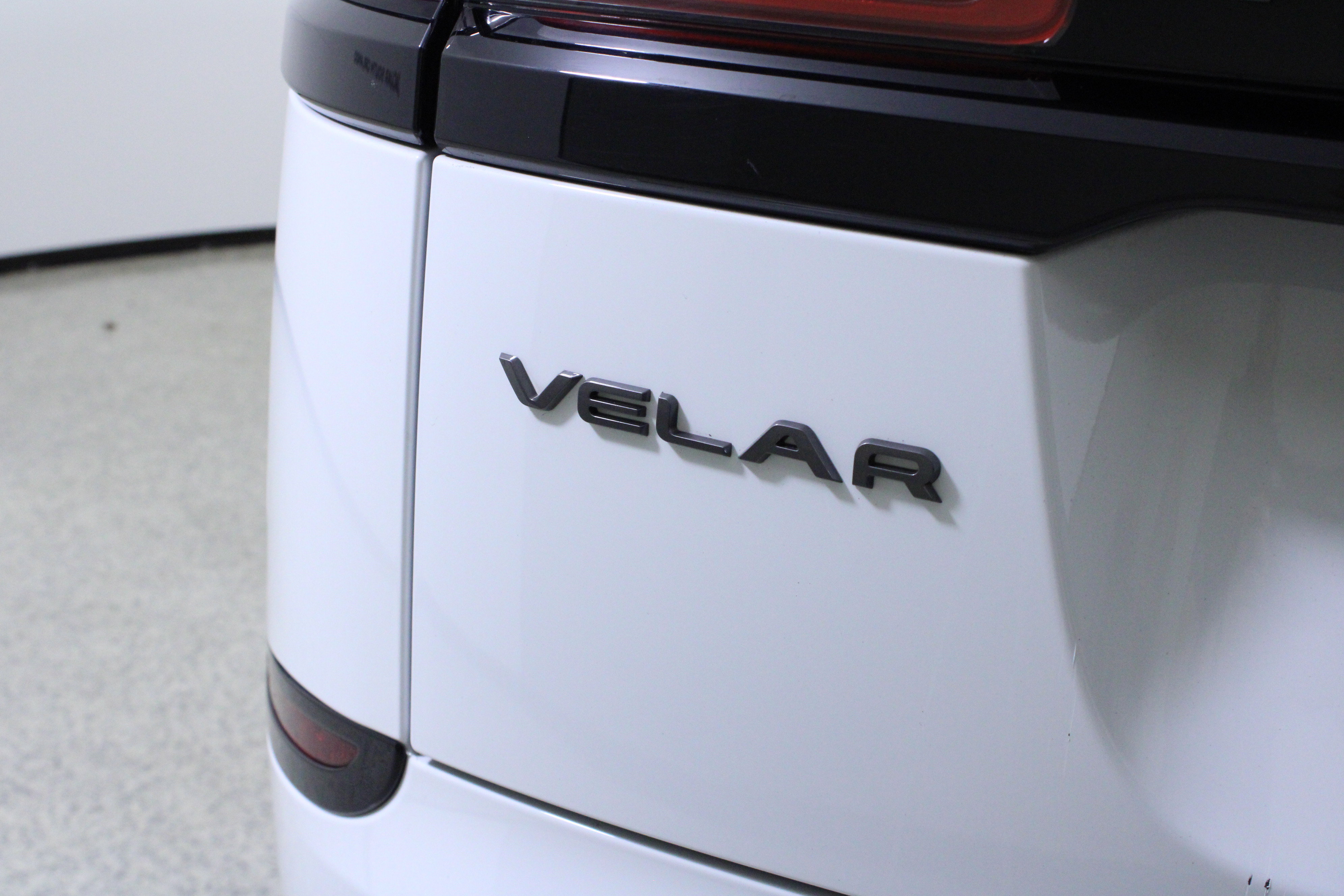 Used 2023 Land Rover Range Rover Velar R-Dynamic S image 9