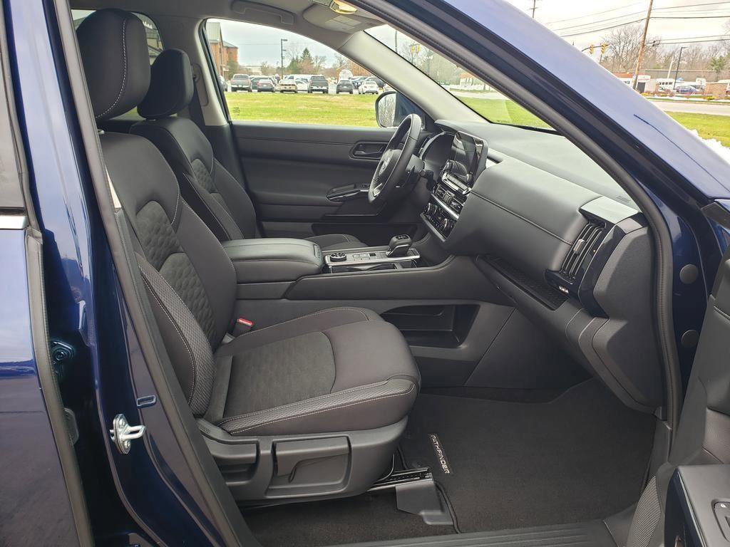 Certified 2025 Nissan Pathfinder SV image 29