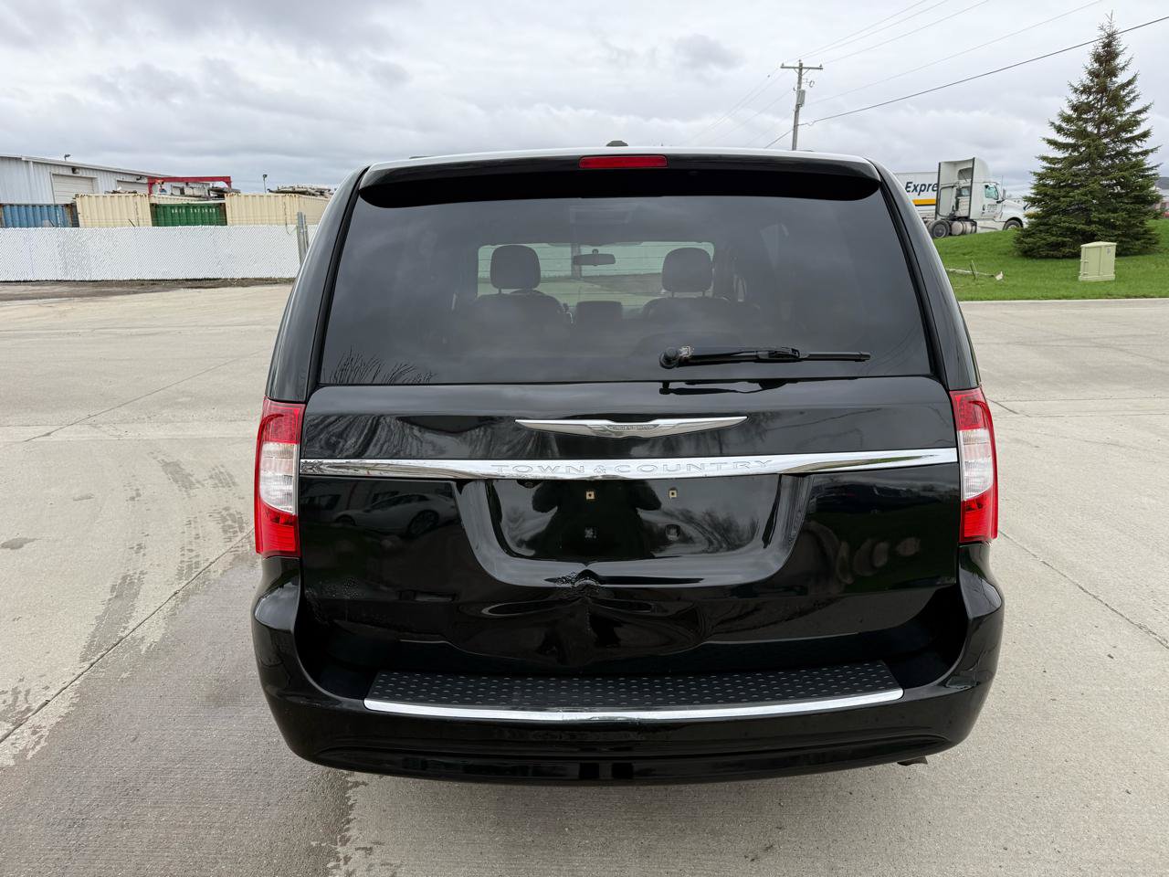 Used 2011 Chrysler Town & Country Touring-L w/ Entertainment Group #2 FWD image 5