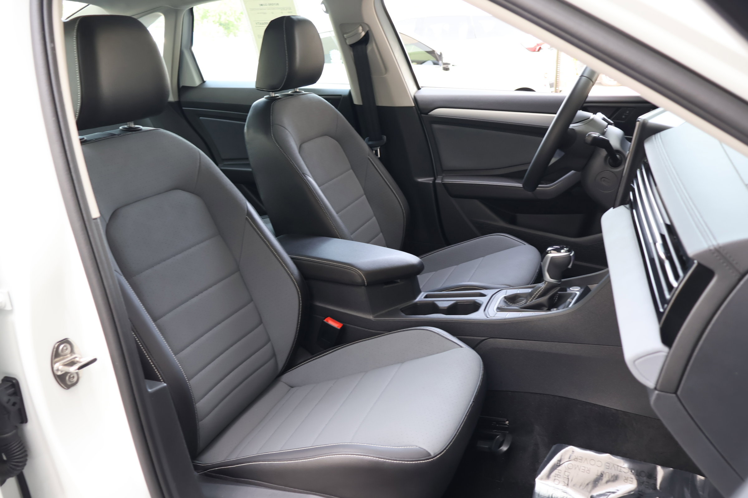Used 2025 Volkswagen Jetta SE w/ Sunroof Package image 20