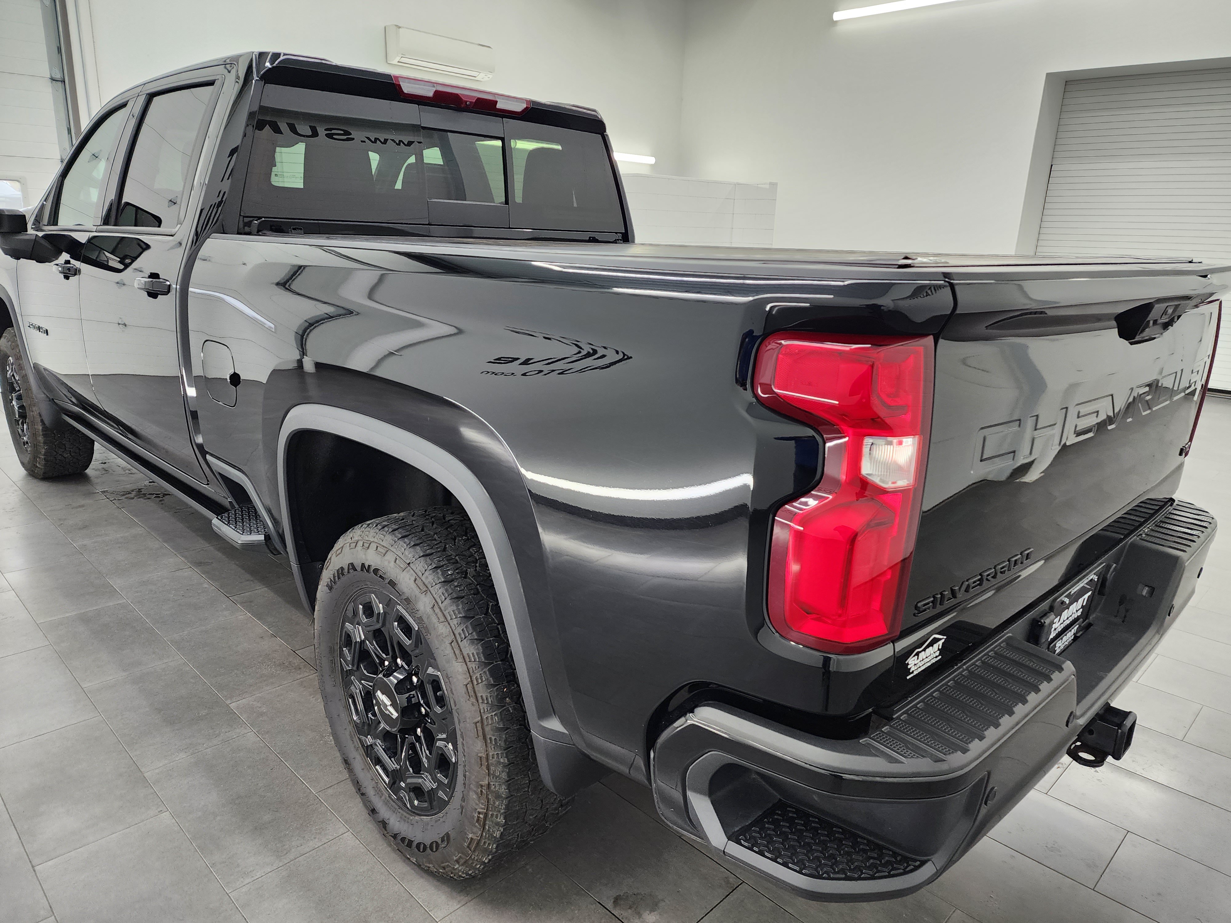 Used 2024 Chevrolet Silverado 2500 LTZ w/ LTZ Plus Package AWD/4WD image 6