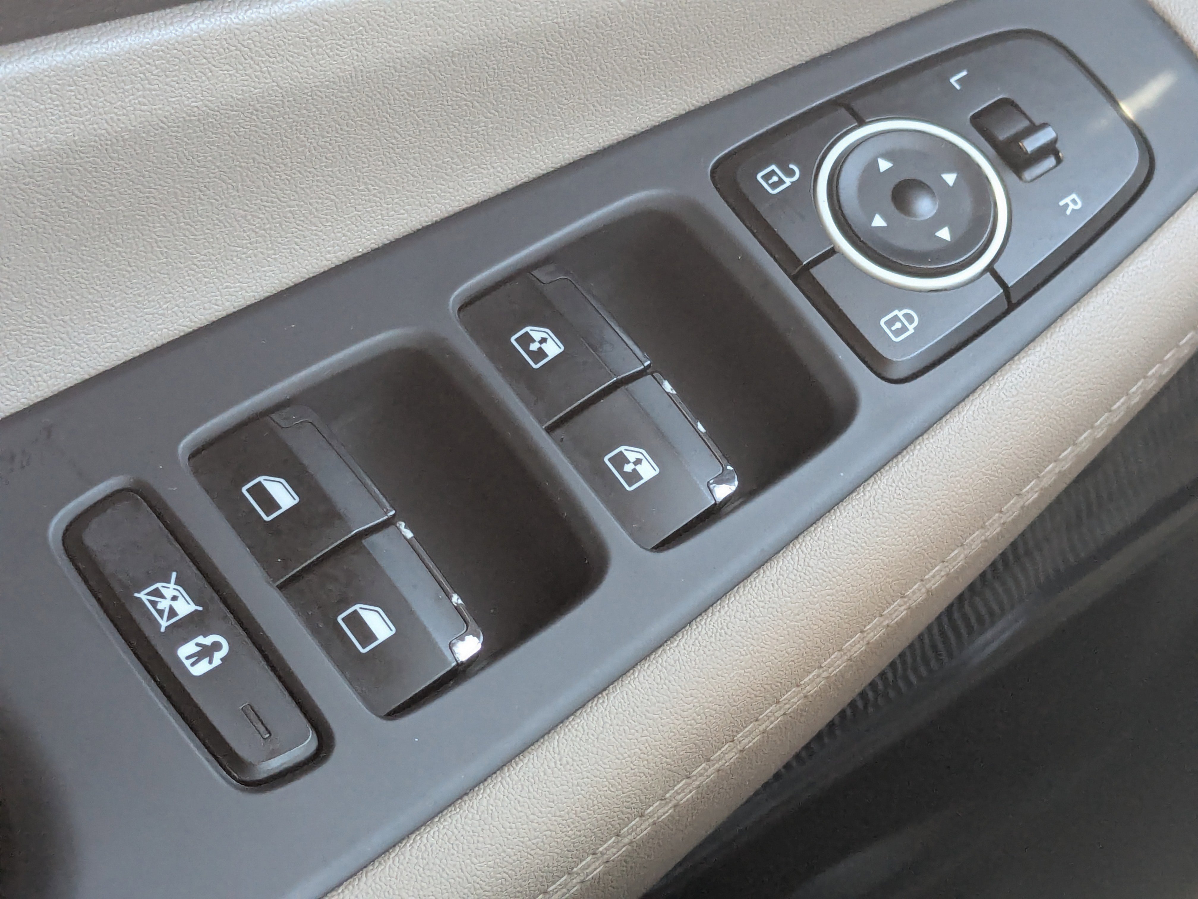 Used 2019 Hyundai Santa Fe SEL FWD image 30
