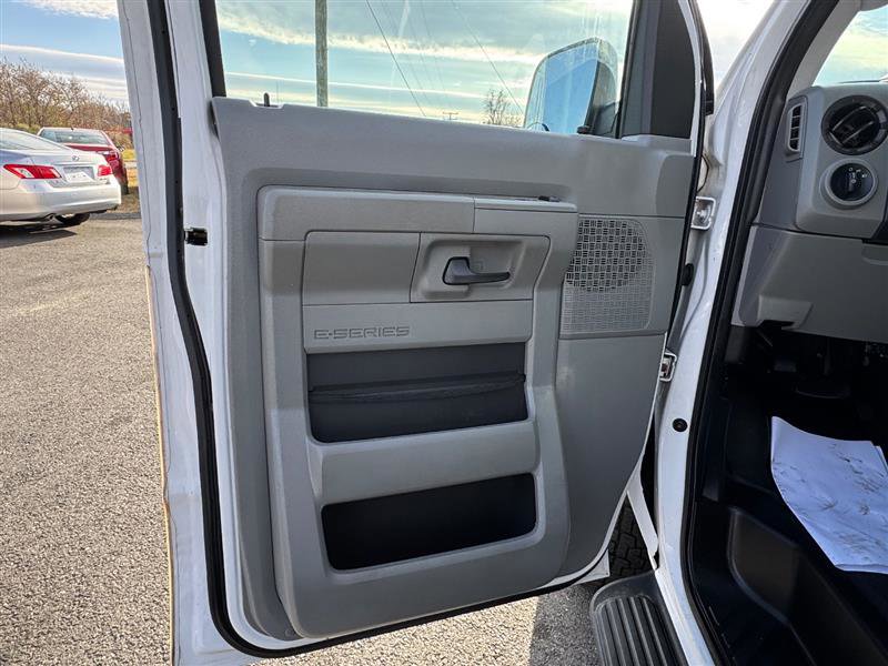 Used 2009 Ford E-350 and Econoline 350 Super Duty Wagon image 32