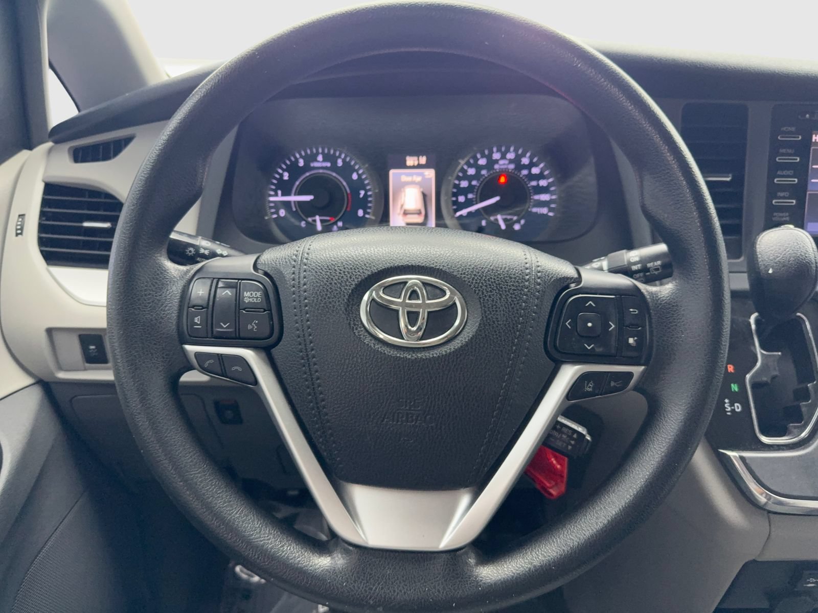 Used 2018 Toyota Sienna LE w/ Carpet Mat Package FWD image 19