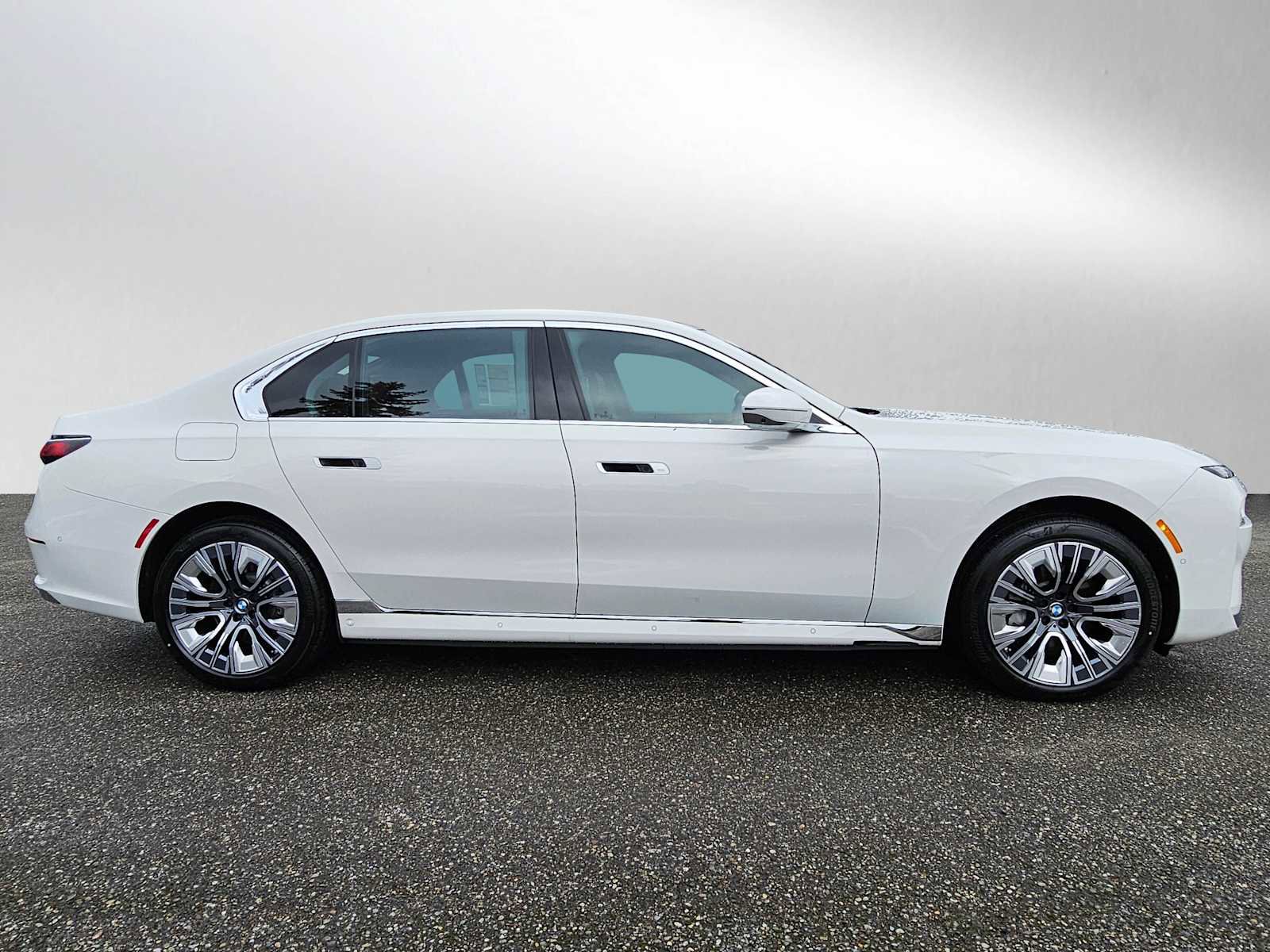 New 2025 BMW i7 xDrive60 w/ Executive Package image 7