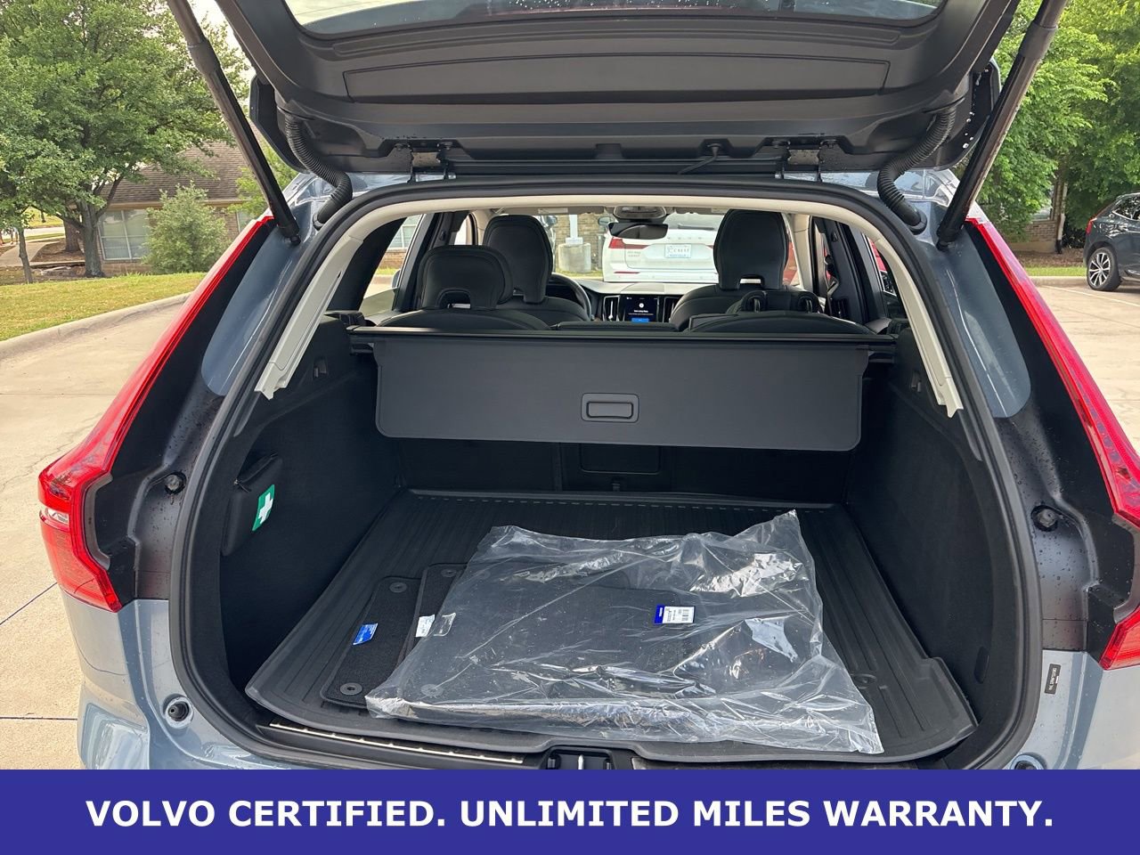 Certified 2023 Volvo XC60 B5 Plus w/ Climate Package image 10