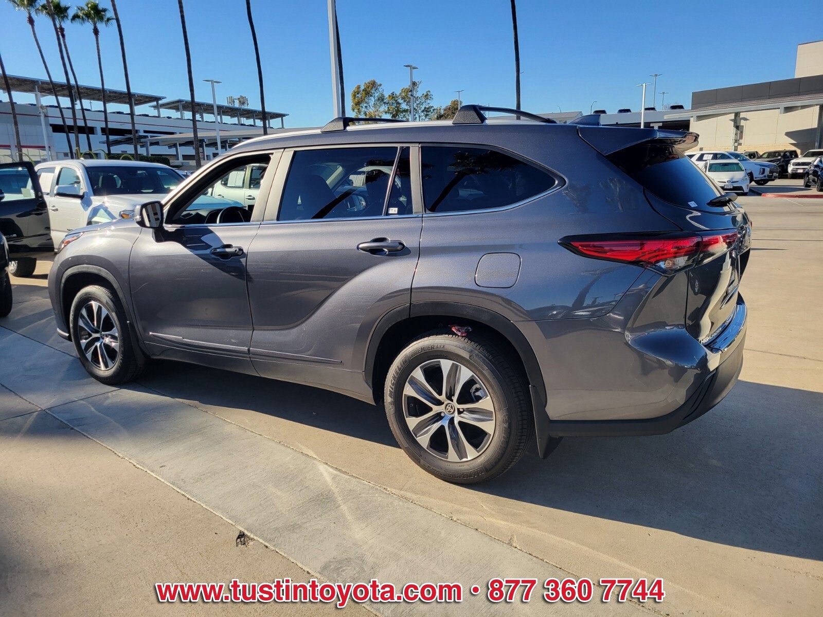 Certified 2023 Toyota Highlander XLE image 6