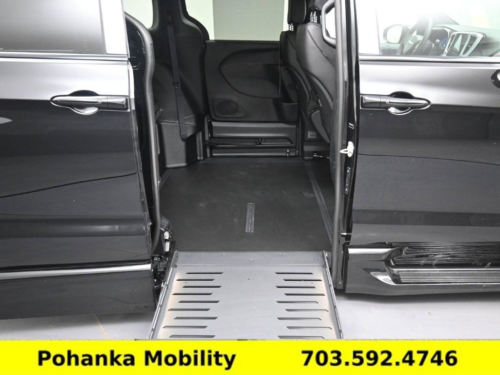 Used 2026 Chrysler Pacifica Select w/ S Appearance Package FWD image 3