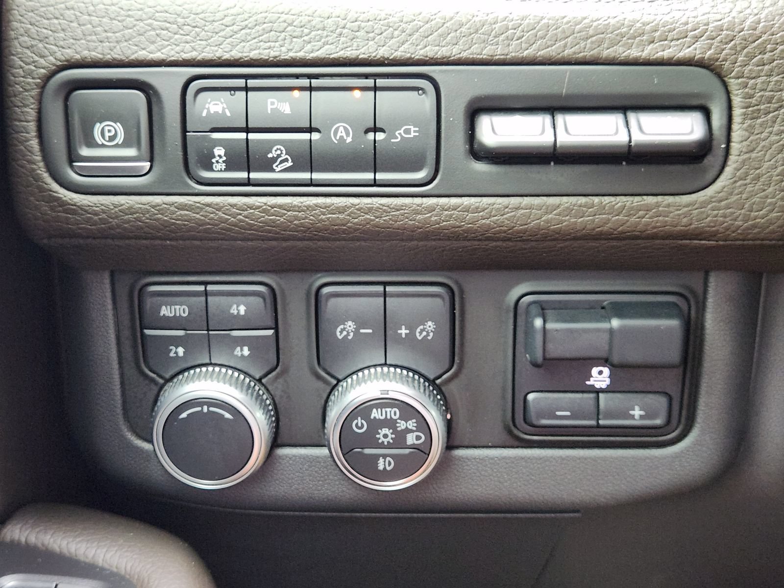 Used 2021 GMC Yukon Denali w/ Advanced Technology Package AWD/4WD image 22