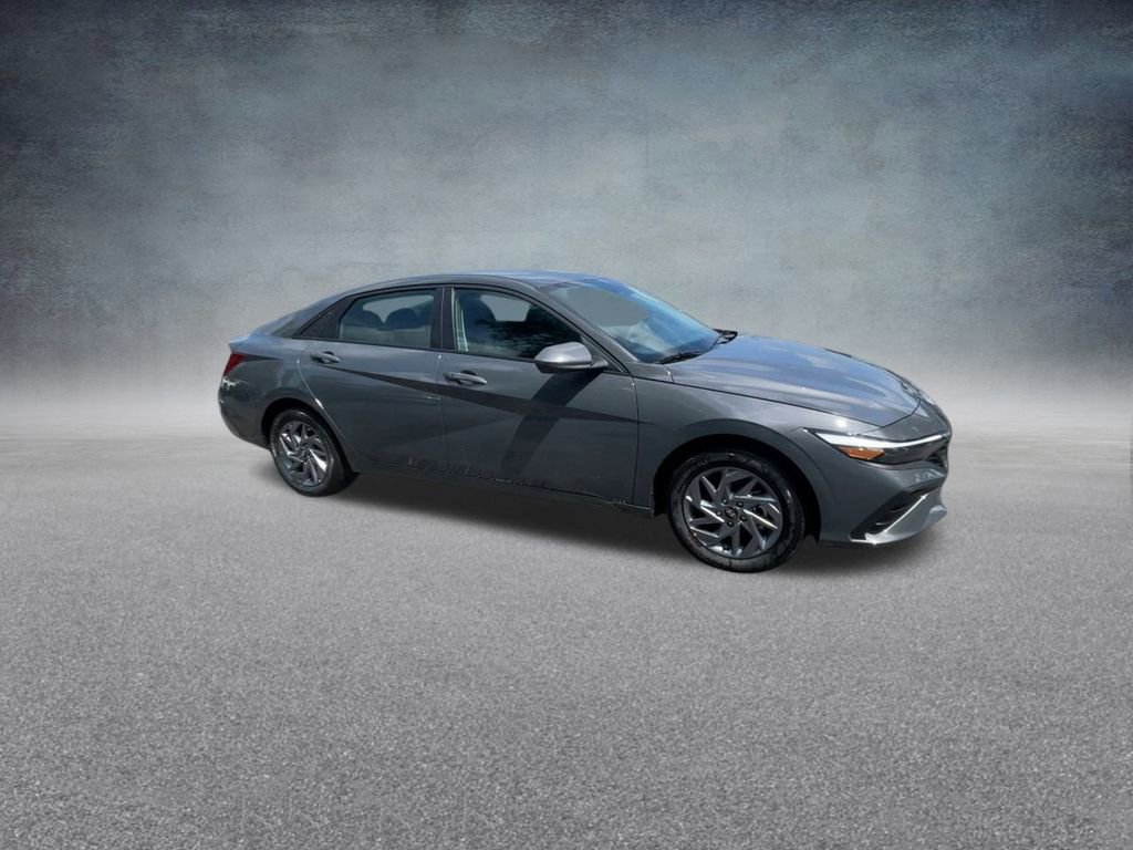 Used 2025 Hyundai Elantra Blue image 27
