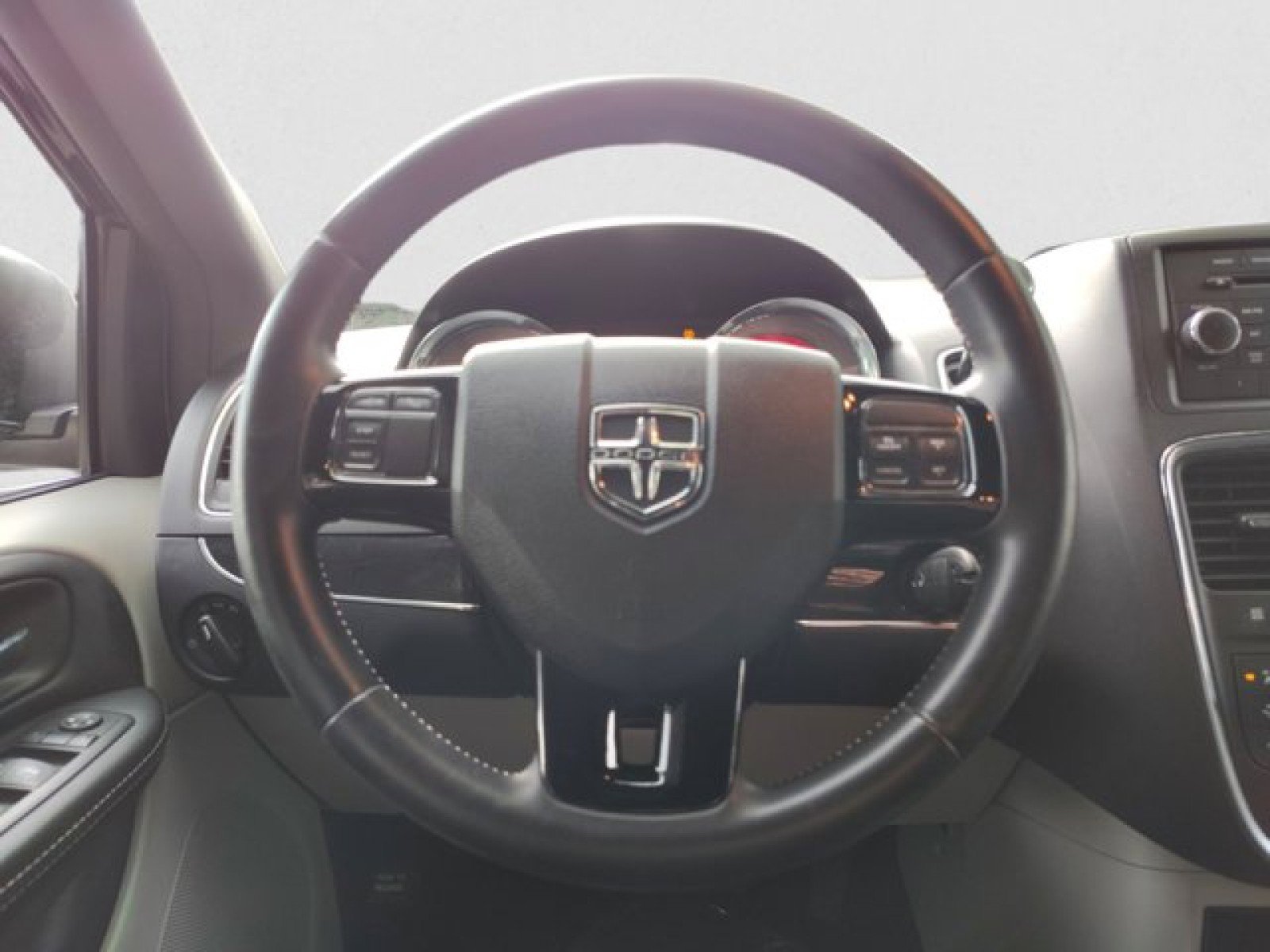Used 2016 Dodge Grand Caravan SE FWD image 13