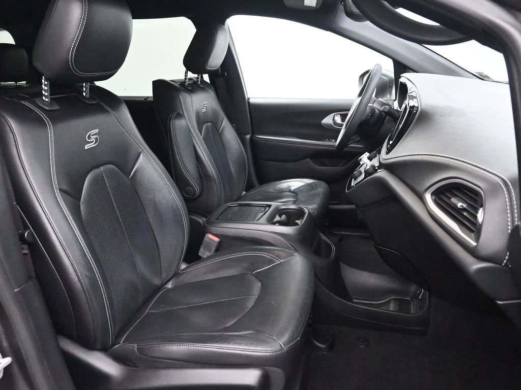 Used 2022 Chrysler Pacifica Touring-L w/ Uconnect Theater Family Group image 27