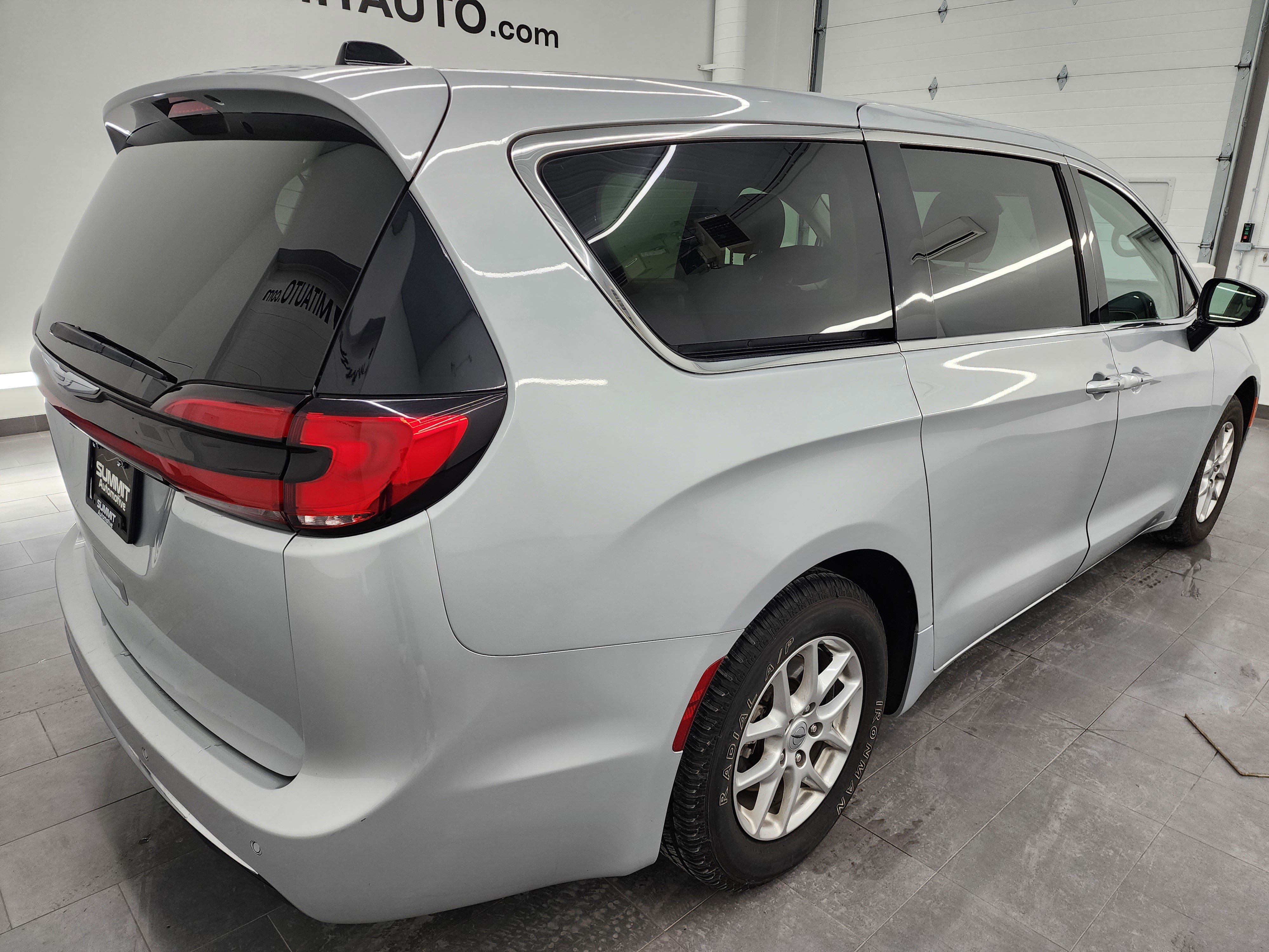 Used 2024 Chrysler Pacifica Touring-L image 5