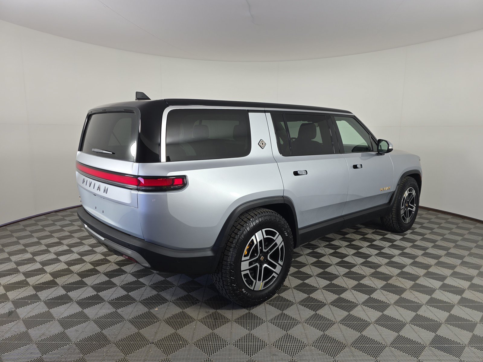Used 2023 Rivian R1S Launch Edition AWD/4WD image 5