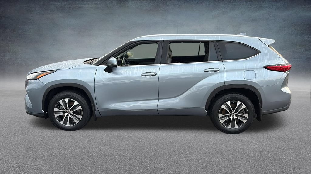 Used 2023 Toyota Highlander XLE AWD/4WD image 4